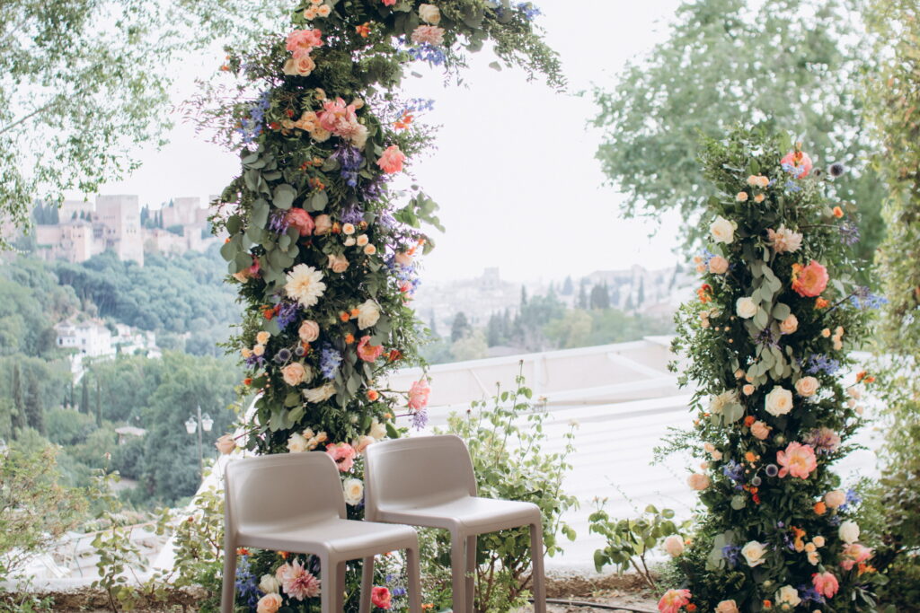 Decoración floral en arco para una boda