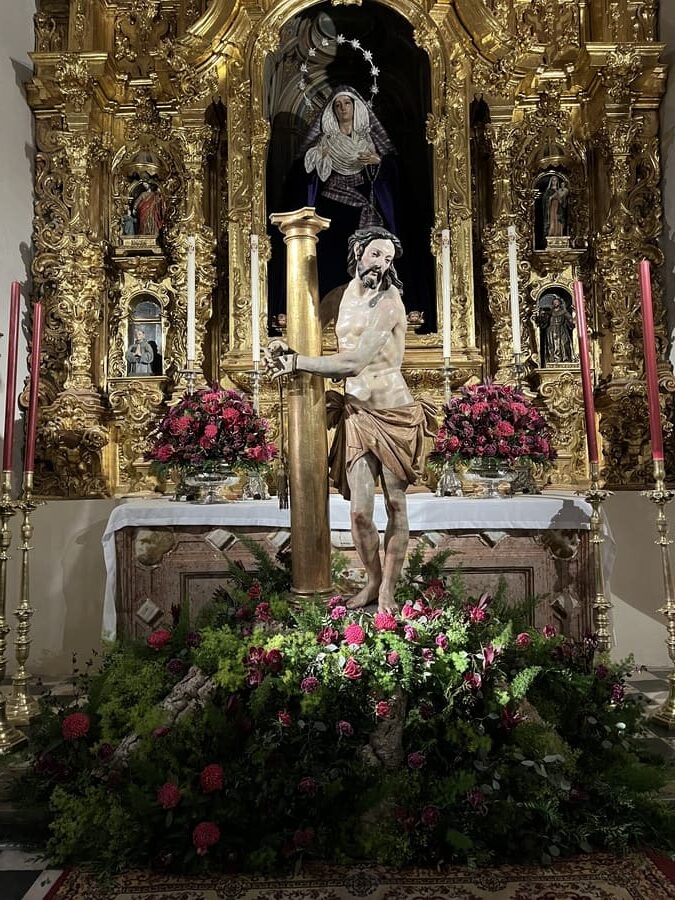 Flores fucsia decorando palio de cristo granatum